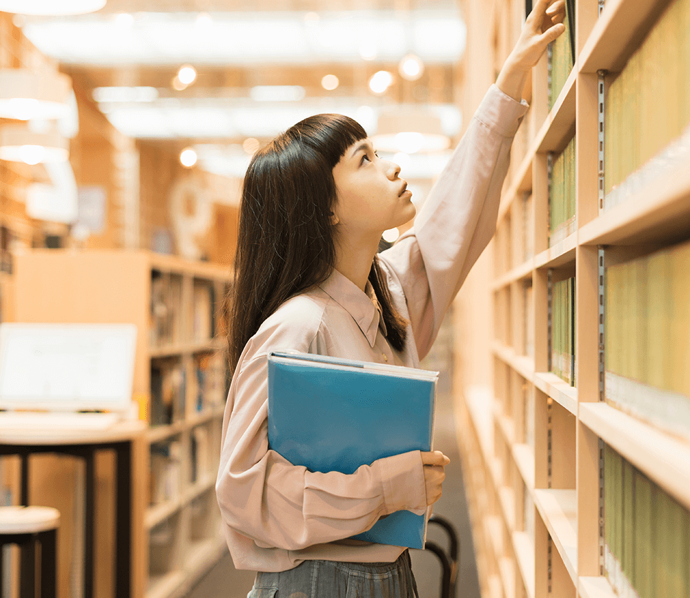 写真:研究する学生